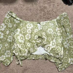 Women’s size XL floral green cropped blouse, never worn